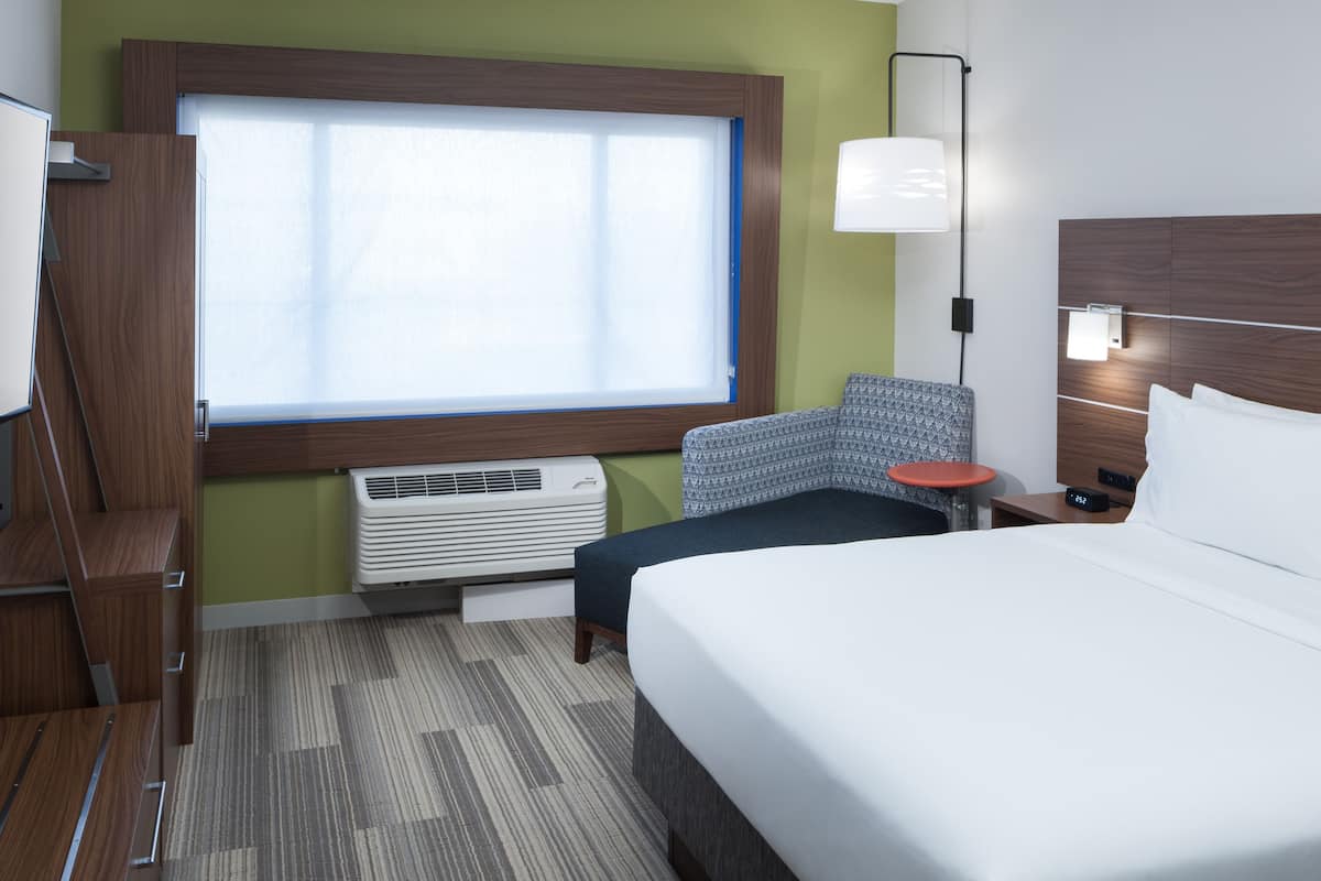 Meja, langsir/tirai gelap terus, seterika/papan seterika