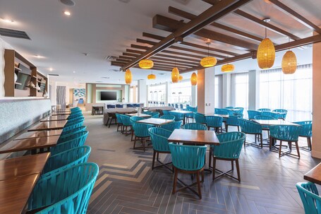 Holiday Inn Express Suites Orlando at SeaWorld, an IHG Hotel - Image 5