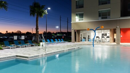 Holiday Inn Express Suites Orlando at SeaWorld, an IHG Hotel - Image 3