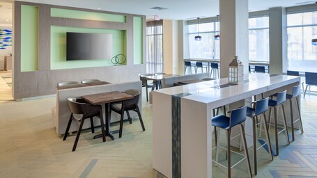 Holiday Inn Express Suites Orlando at SeaWorld, an IHG Hotel - Image 32