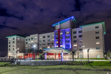 Holiday Inn Express Suites Orlando at SeaWorld, an IHG Hotel - Image 11