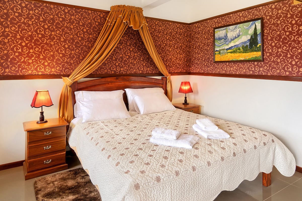 Chambre Double Supérieure, 1 grand lit, balcon | Literie de qualité supérieure, Wi-Fi gratuit, draps fournis