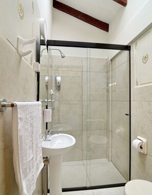 Habitación doble superior, 1 cama de matrimonio, balcón | Ropa de cama de alta calidad, wifi gratis, ropa de cama