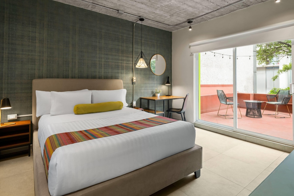 Phòng Suite, 1 giường cỡ queen, không hút thuốc, hiên | Chăn bông, nệm có lớp đệm bông, két bảo mật tại phòng, bàn