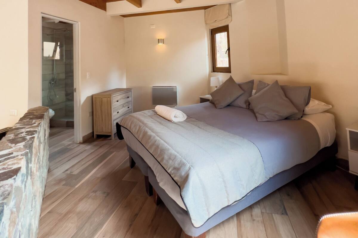 Ropa de cama de alta calidad, cubrecamas y minibar 
