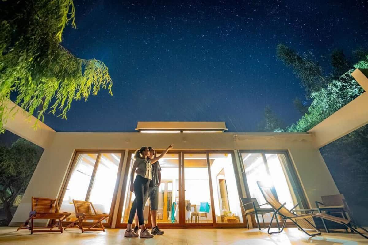 Luxe villa, 2 slaapkamers, toegang tot zwembad, uitzicht op rivier | Luxe beddengoed, donzen dekbedden, een minibar, individueel gedecoreerd