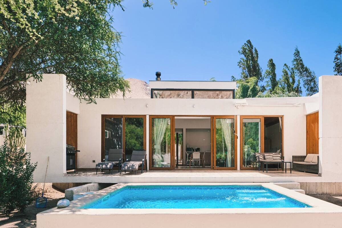 Luxe villa, 2 slaapkamers, privézwembad, uitzicht op zwembad | Luxe beddengoed, donzen dekbedden, een minibar, individueel gedecoreerd
