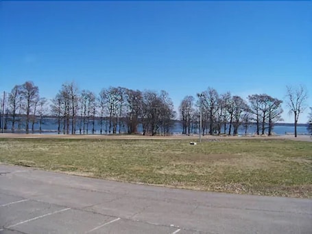 Jardines del alojamiento. Reelfoot Lake Inn