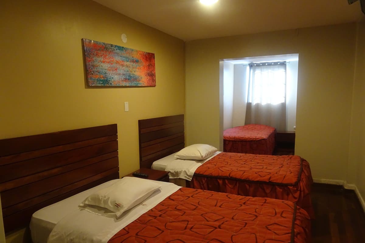 Habitación triple | Caja de seguridad en la habitación y escritorio