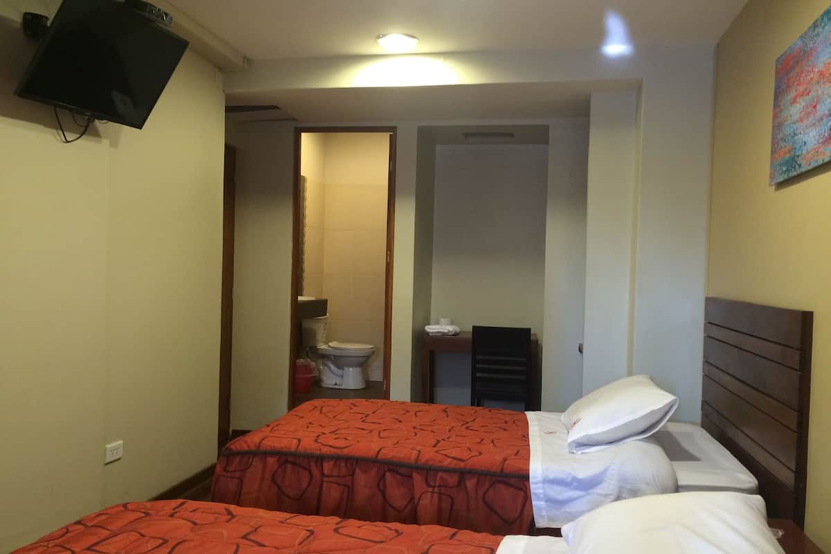 Habitación doble, 2 camas individuales | Caja de seguridad en la habitación y escritorio