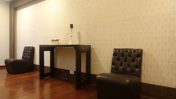 Quarto casal | Cofres nos quartos, escrivaninha, ferros/tábuas de passar roupa