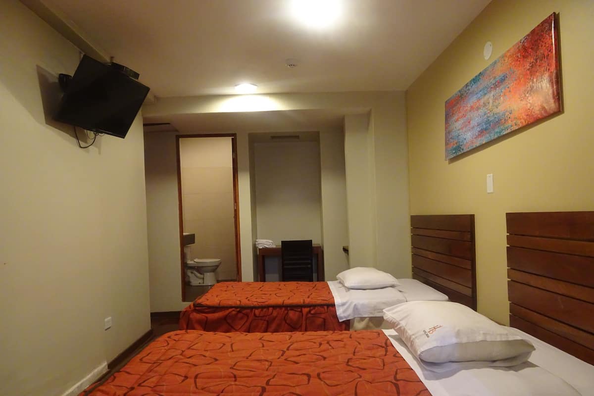 Habitación doble | Caja de seguridad en la habitación y escritorio