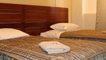 Cofres nos quartos, escrivaninha, ferros/tábuas de passar roupa