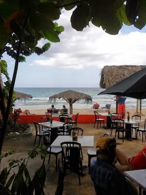 Outdoor dining - Bar-B-Barn Beach Hotel (Negril)