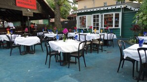 2 restaurants; breakfast, lunch and dinner served  - Bar-B-Barn Beach Hotel (Negril)