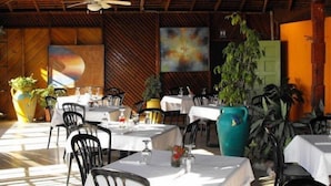 2 restaurants; breakfast, lunch, and dinner served - Bar-B-Barn Beach Hotel (Negril)