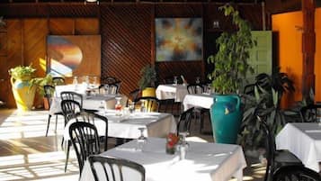 2 restaurants, breakfast, lunch served; local and international cuisine