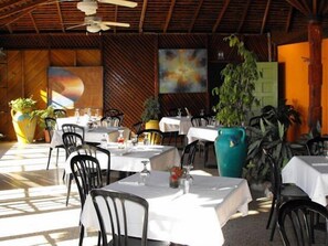 2 restaurants, breakfast, lunch served; local and international cuisine - Bar-B-Barn Beach Hotel (Negril)