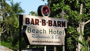 Property entrance - Bar-B-Barn Beach Hotel (Negril)