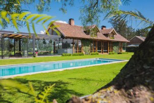 Breakfast, lunch, dinner served; international cuisine