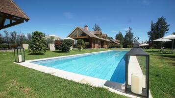 2 Außenpools, Sonnenschirme, Liegestühle