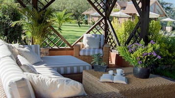 3 bars/lounges, een poolbar