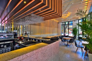 Déjeuner et dîner servis sur place, spécialités Cuisine belge