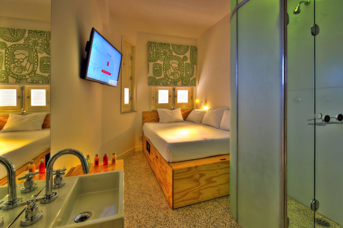 Habitación superior, 1 cama doble | Minibar, caja fuerte, cortinas opacas y sistema de insonorización