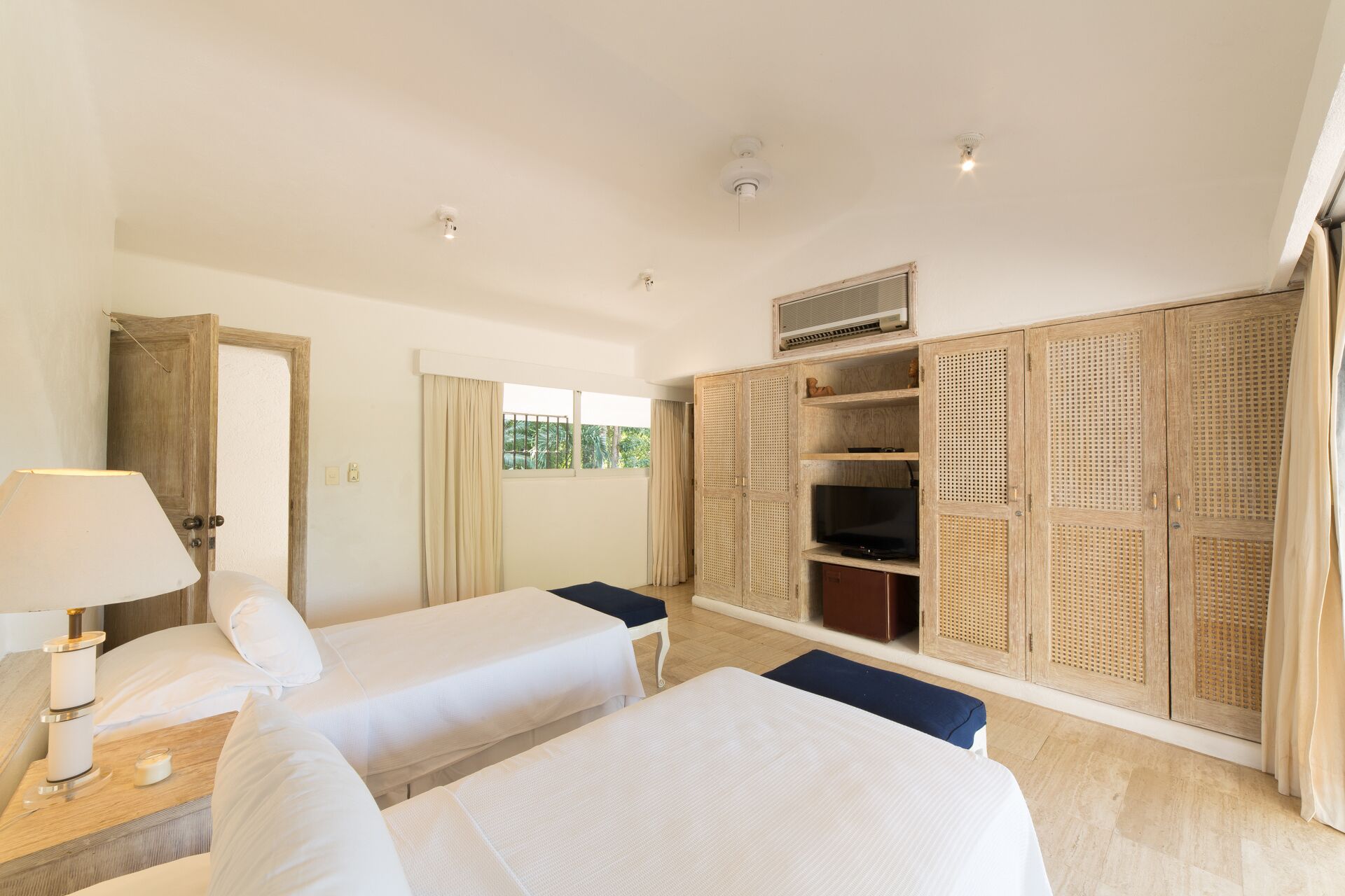 Villa de lujo, 5 habitaciones, vista parcial al océano | 5 habitaciones, escritorio y espacio para trabajar con laptop 