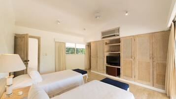 Villa de lujo, 5 habitaciones, vista parcial al océano | 5 habitaciones, escritorio y espacio para trabajar con laptop