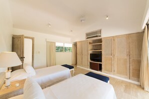 A hotel room with two beds, a TV, a wardrobe, and a window with curtains. - Hermosa Villa Privada en Las Brisas, Acapulco (Acapulco)