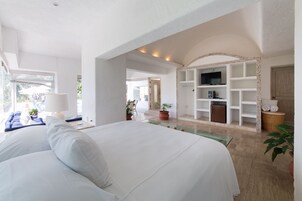 5 habitaciones, escritorio y espacio para trabajar con laptop 