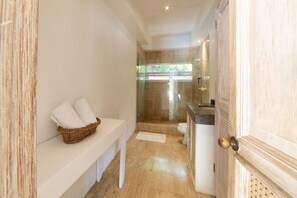 Luxury Villa, 5 Bedrooms, Partial Ocean View | Bathroom | Shower, free toiletries, towels, soap - Hermosa Villa Privada en Las Brisas, Acapulco (Acapulco)
