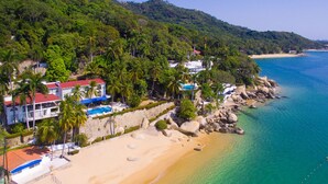 A coastal property with multiple buildings, a swimming pool, and a beach. - Exclusiva Villa Aldila frente al mar en Acapulco (Acapulco)