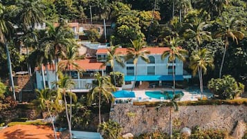 Vista frontal de la propiedad