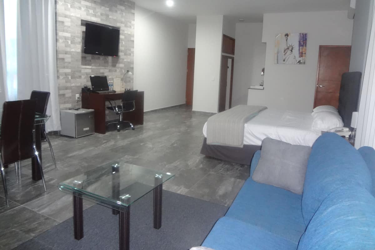 Master Suite | In-room safe, desk, iron/ironing board, WiFi (free)