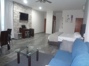Master Suite | 客房內保險箱、書桌、熨斗/熨衣板、免費無線上網