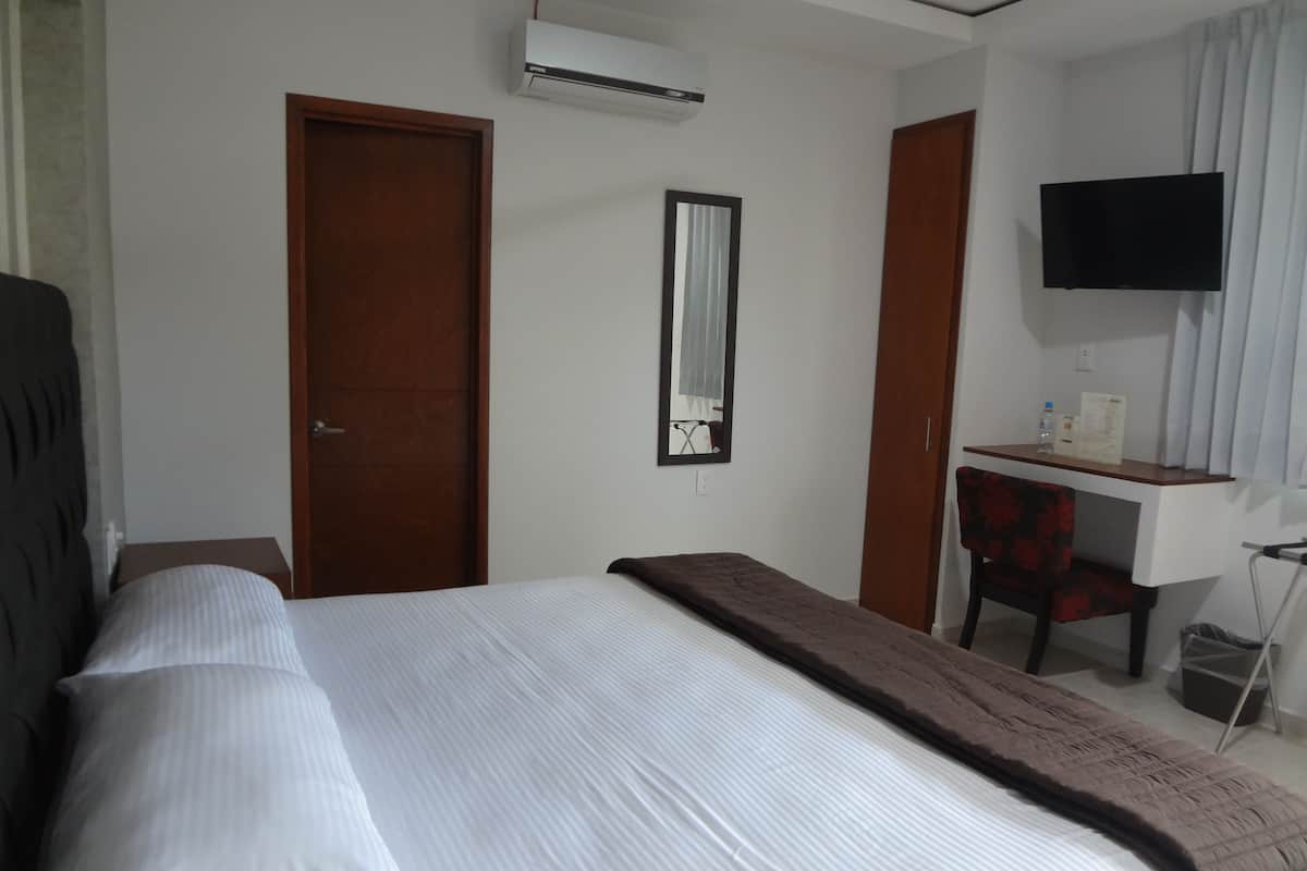 Junior Suite | In-room safe, desk, iron/ironing board, WiFi (free)