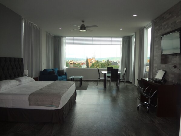 Master Suite | Caja de seguridad en la habitación y escritorio