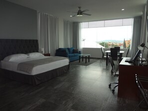 Master Suite | Caja de seguridad en la habitación y escritorio