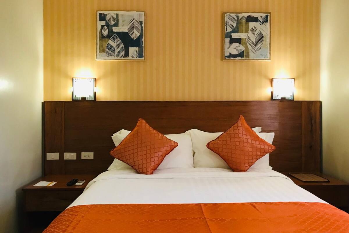 desk, free wifi, bed sheets, wheelchair access