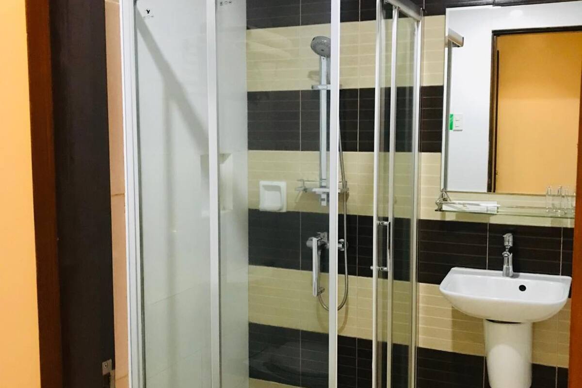 shower, free toiletries, hair dryer, bidet