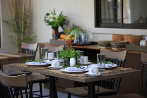 Frokost, lunsj og middag serveres, lokale og internasjonale retter 