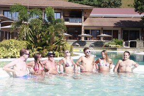 Outdoor pool, pool umbrellas, sun loungers - Coron Soleil Express Hotel (Coron)