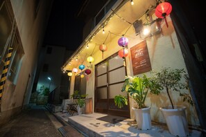 宿舍, 男女混合宿舍, 无烟房 (8 Beds) | 开放式门廊
