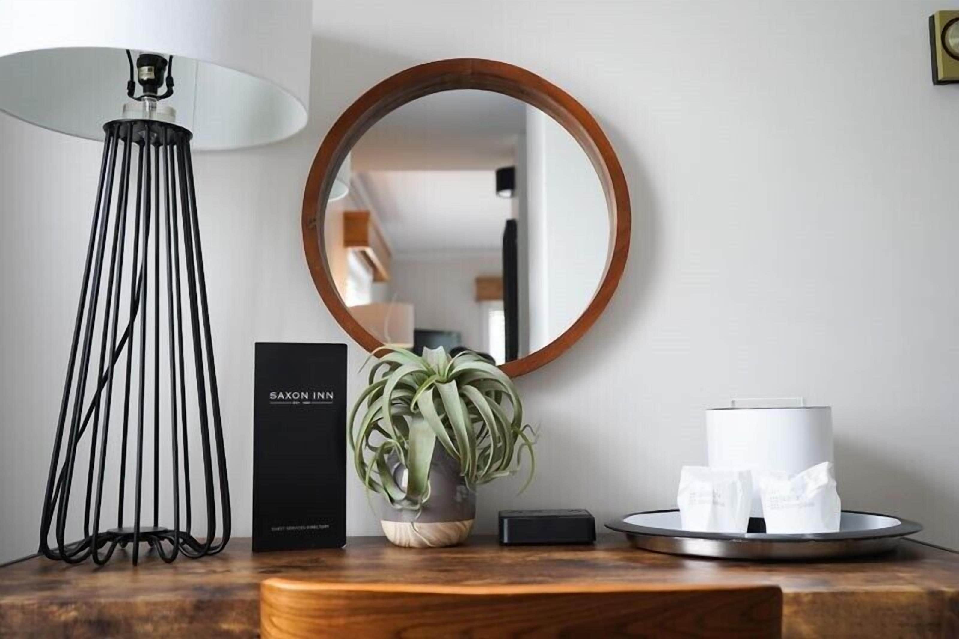 deluxe non-smoking room | living area | flat-screen tv