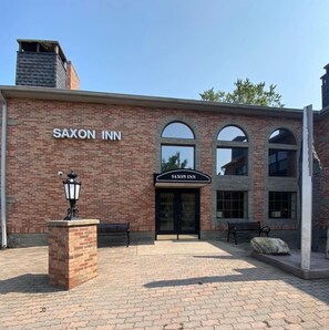 Exterior - Saxon Inn (Alfred)