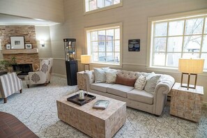 Lobby - Saxon Inn (Alfred)