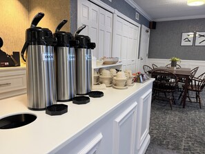Free daily continental breakfast - Saxon Inn (Alfred)