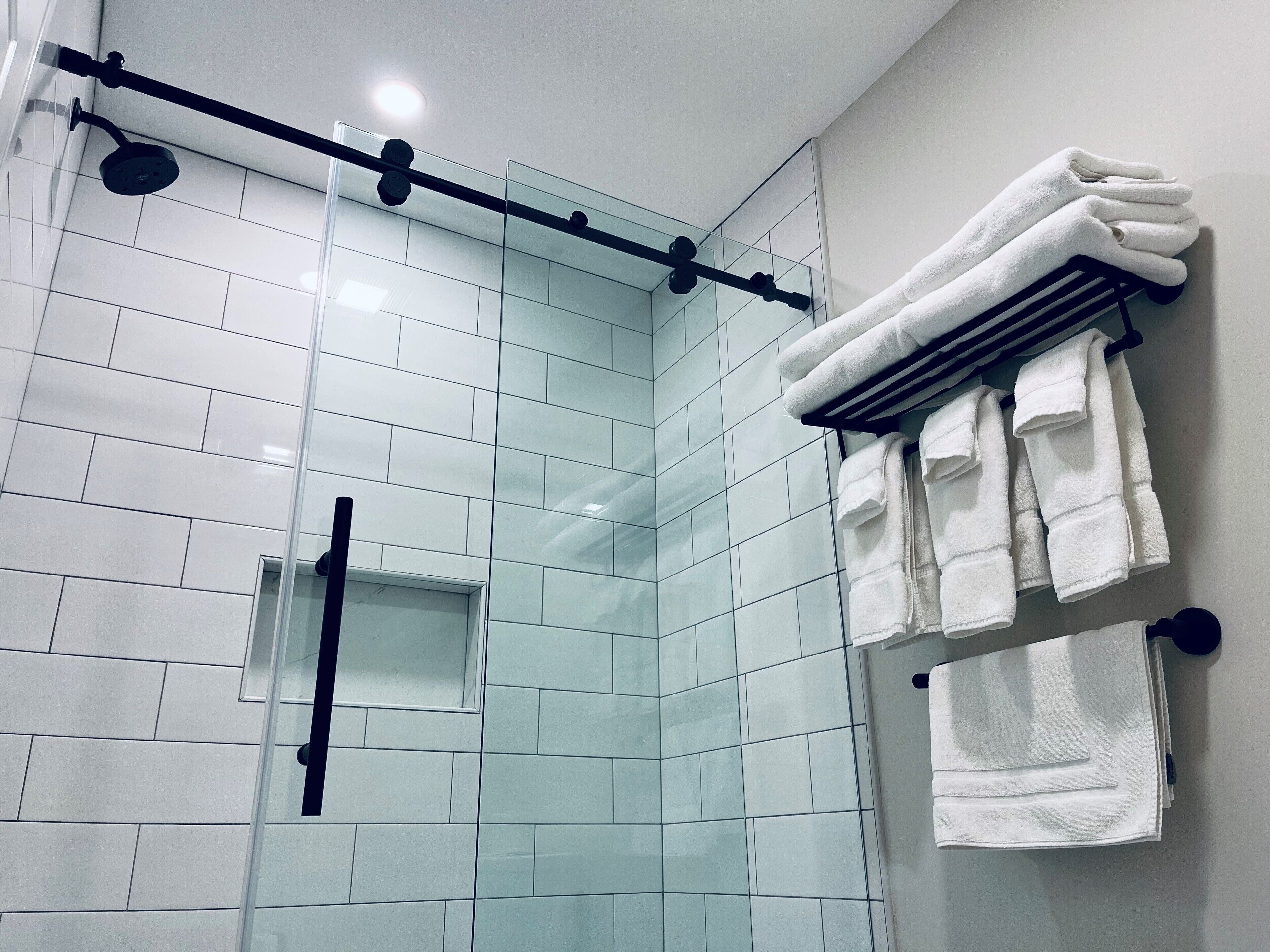 deluxe non-smoking room | bathroom | combined shower/bathtub, free toiletries, hair dryer, towels